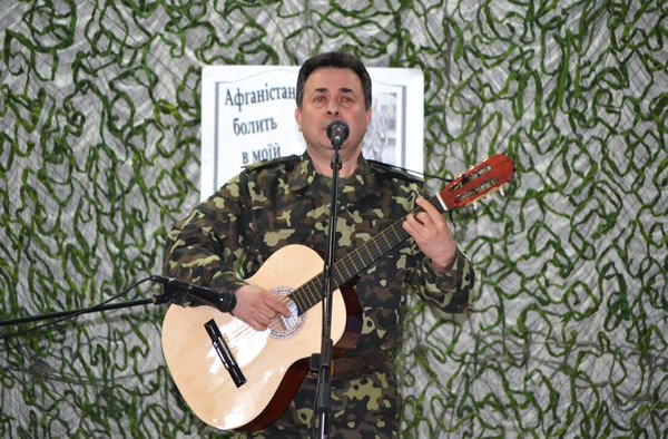 Командир військової кафедри Валерій Цкітішвілі заспівав пісню «Один патрончик на двоих»